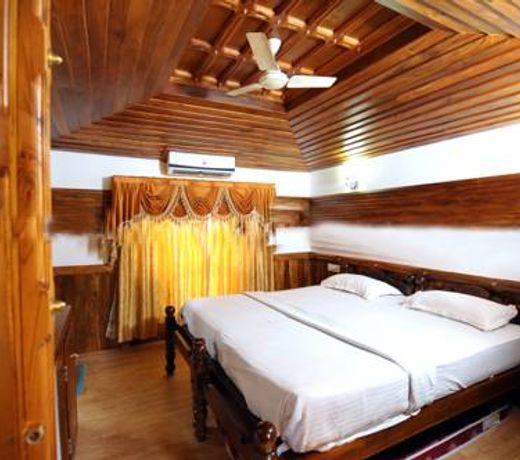 Indraprastham Houseboat