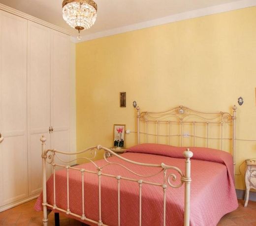 Appartamento di Lusso in Borgo Storico Toscano