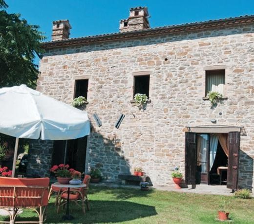 Nice home in Apecchio -PU- with 5 Bedrooms, Private swimming pool and Outdoor swimming pool