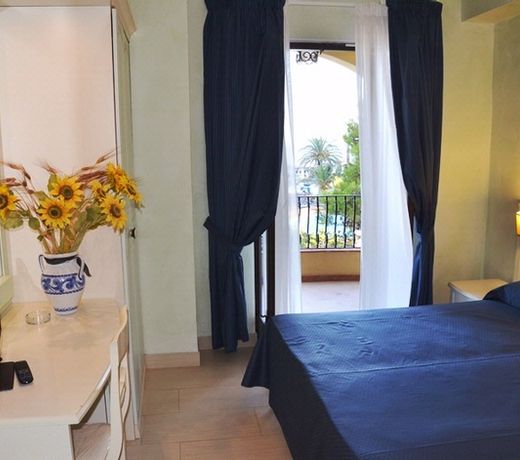 Kalos Hotel