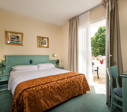 Salus Smart & Chic Hotel