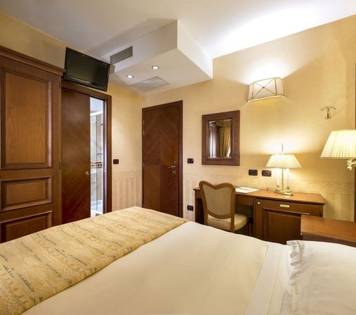 Lancaster Hotel