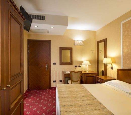 Lancaster Hotel