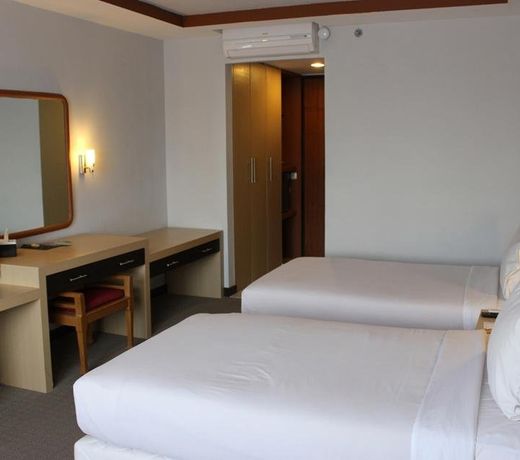 Capital O 1963 Hotel The New Benakutai