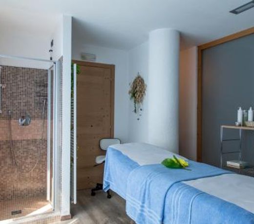 Alpine Mugon Hotel