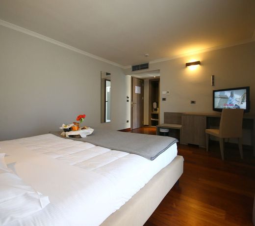 Jet Hotel