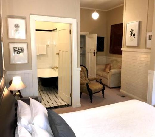 The Chalet Guesthouse And Studio