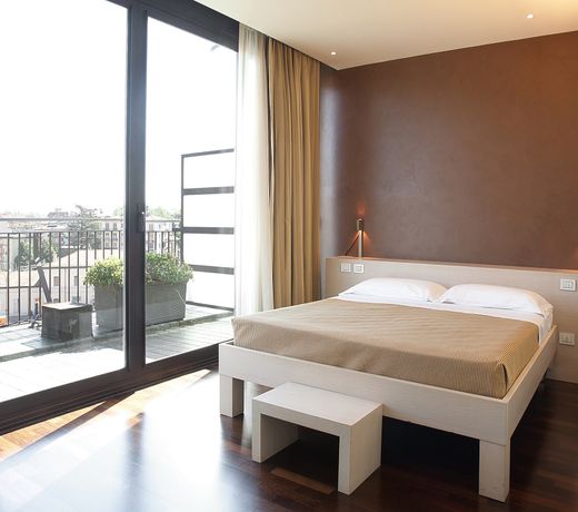 CITY HOTEL