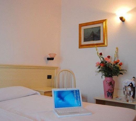 BYRON LAGUNA INN