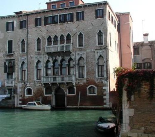 At Home a Palazzo