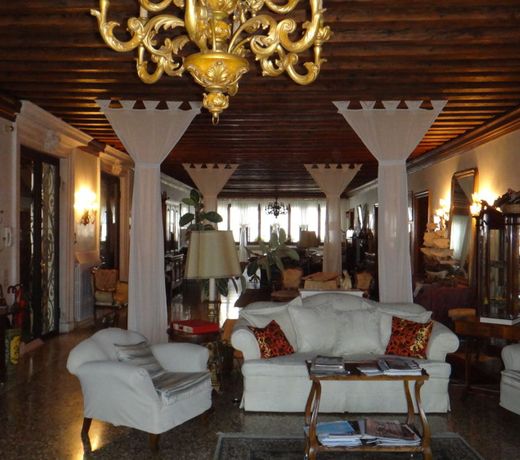 At Home a Palazzo