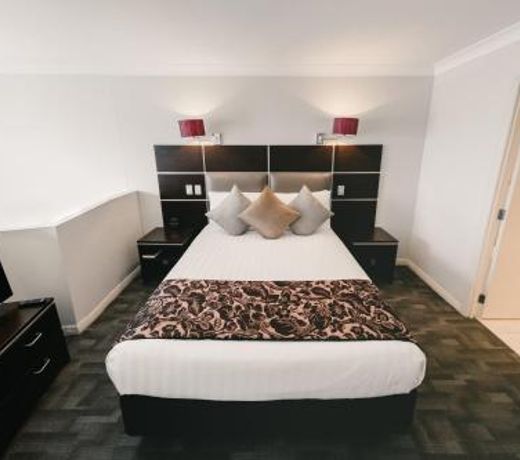 Parkside Hotel & Apartments