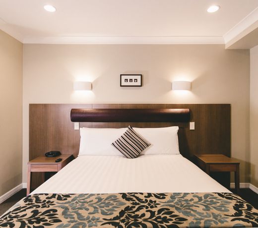 Parkside Hotel & Apartments