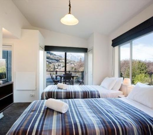 Pinewood Lodge and Apartments