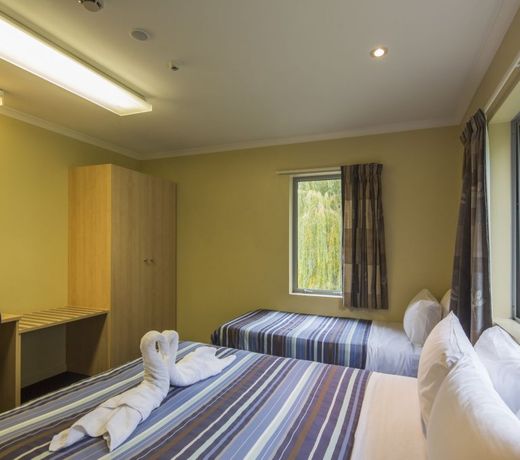 Pinewood Lodge and Apartments