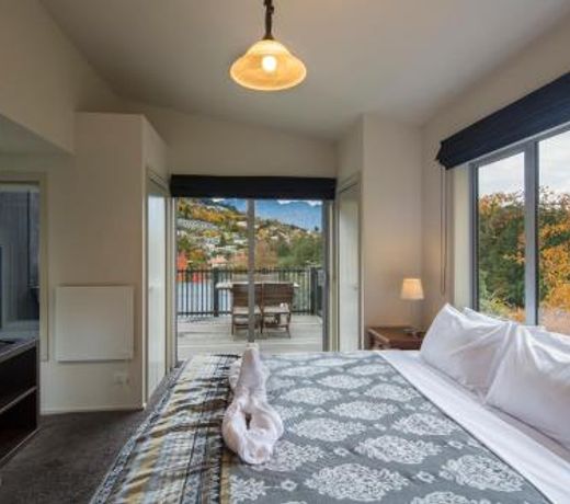 Pinewood Lodge and Apartments