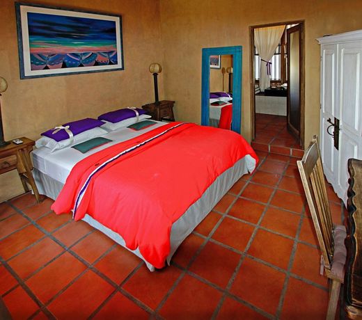 Azul Colonial