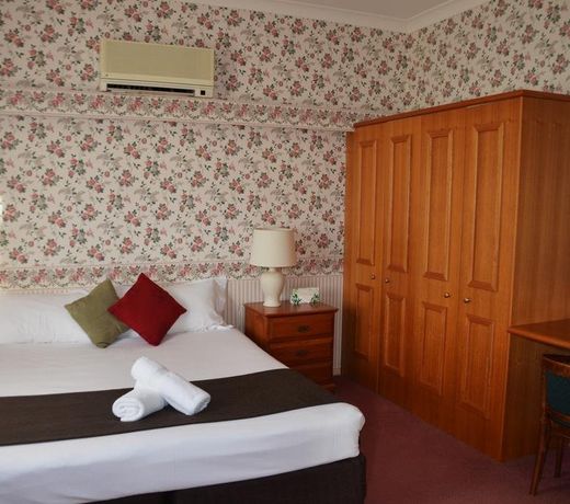 McNevins Logan Park Motel