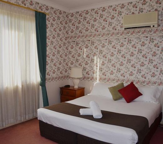 McNevins Logan Park Motel