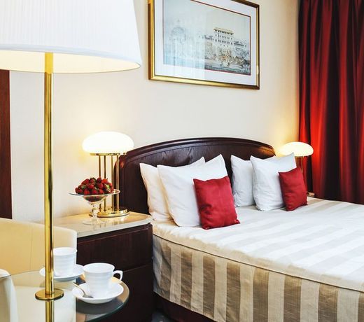 Crown Piast Hotel & SPA