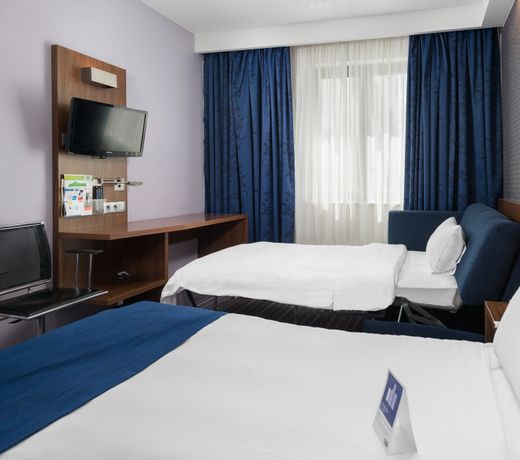 Holiday Inn Express Warsaw Airport, an IHG Hotel