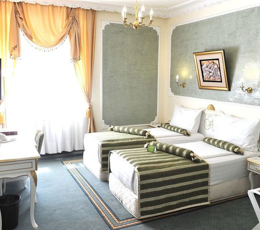 Queen's Astoria Design Hotel