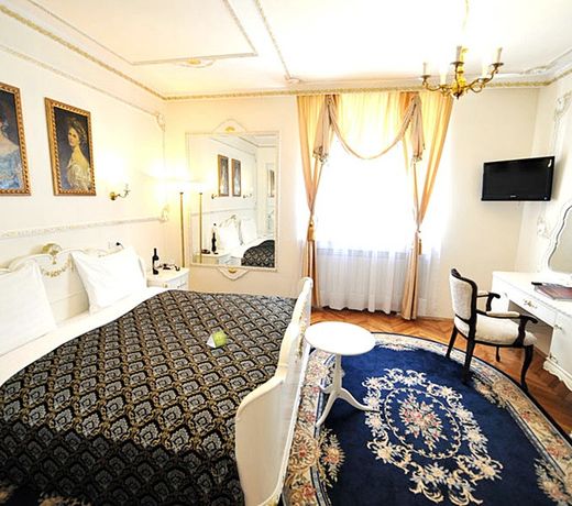 Queen's Astoria Design Hotel