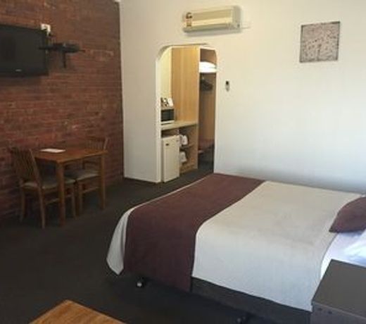 Ploughmans Motor Inn