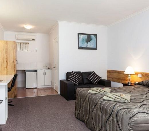 Holbrook Town Centre Motor Inn