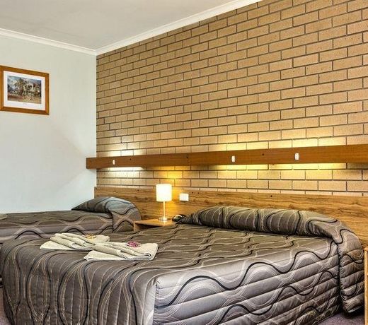 Holbrook Town Centre Motor Inn