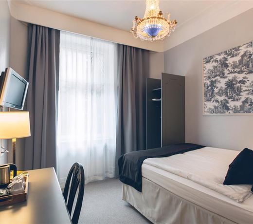 Crystal Plaza Hotel