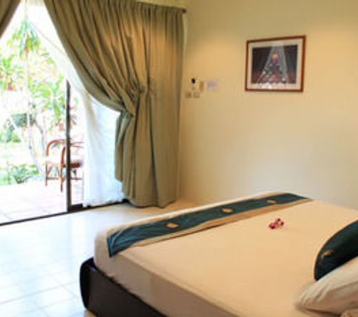 The Waterfront Boutique Hotel & Cafe