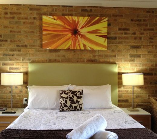 Hawks Nest Motel