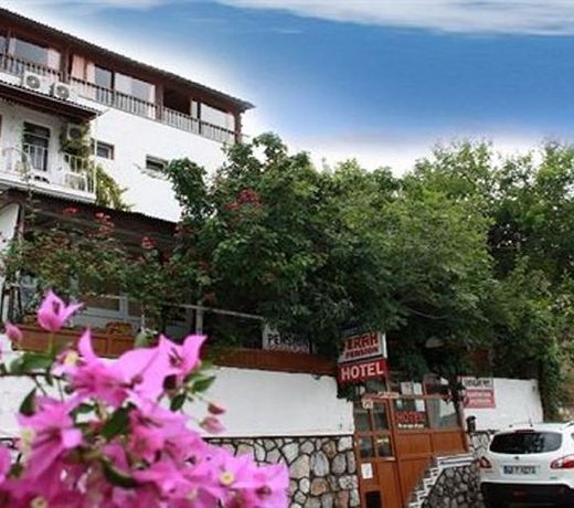FERAH PENSION MONICA'S PLACE
