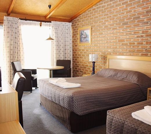 The Town House Motor Inn