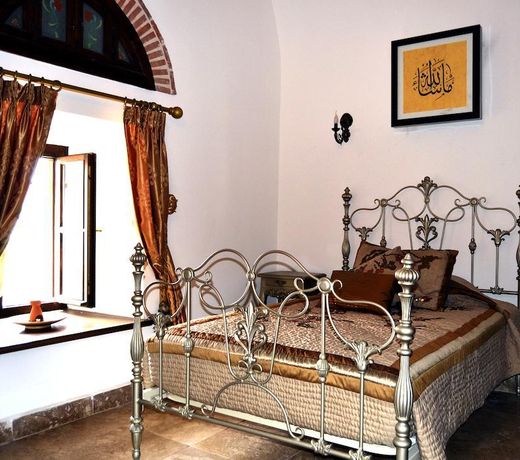 Cesme Kanuni Kervansaray Historical Hotel