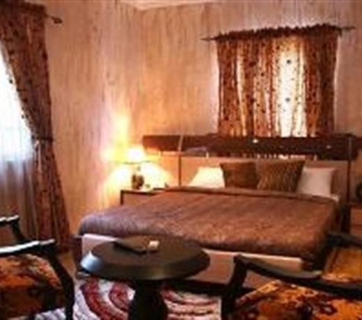 Charlies Place And Suite