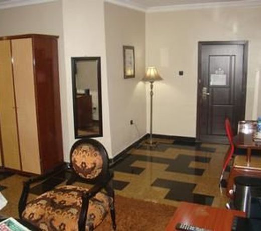 Charlies Place And Suite