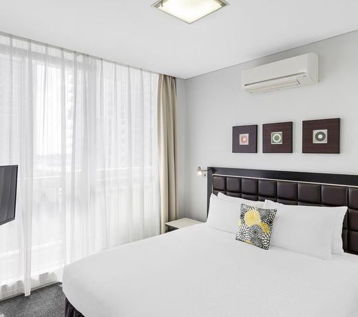 MERITON SERVICED APARTMENTS SOUTHPORT