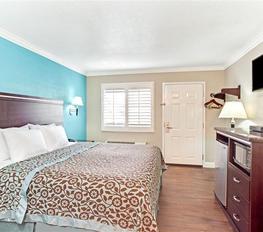 Days Inn by Wyndham Long Beach City Center