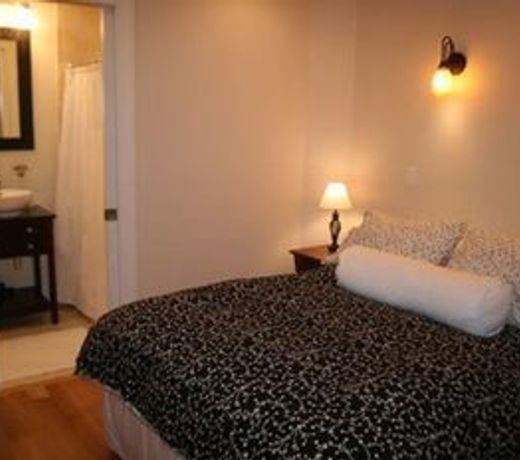Roscoe Village Guesthouse
