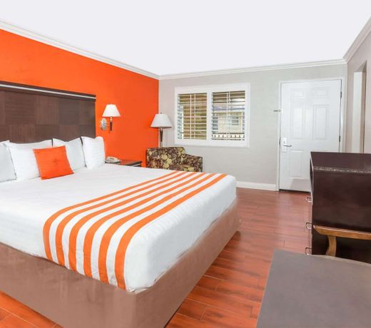 Howard Johnson by Wyndham Orange Hotel & Suites
