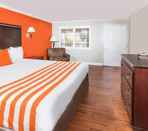 Howard Johnson by Wyndham Orange Hotel & Suites