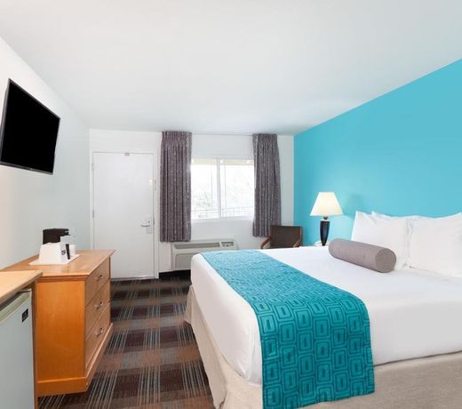 Howard Johnson by Wyndham San Diego Hotel Circle