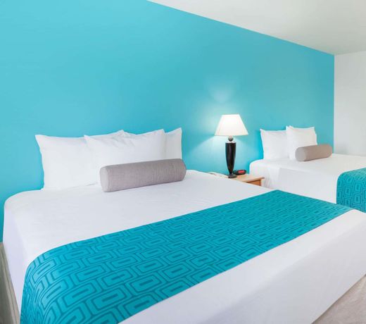 Howard Johnson by Wyndham San Diego Hotel Circle