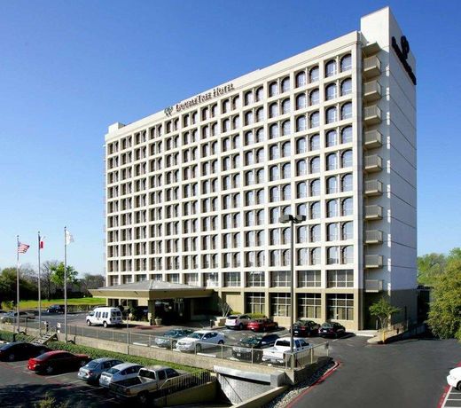 DoubleTree by Hilton Dallas Market Center
