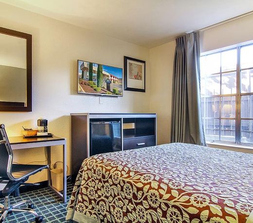 Days Inn by Wyndham Market Center Dallas Love Field