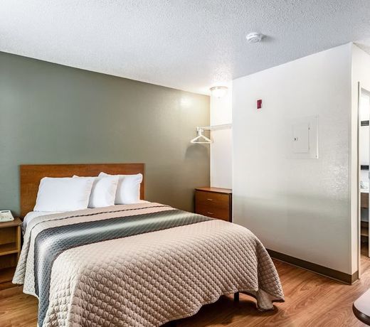 HomeTowne Studios by Red Roof Nashville - Airport/Briley Pkwy