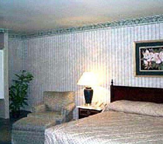 Caravelle Inn & Suites