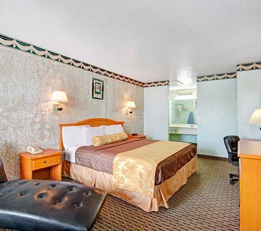 Travelodge by Wyndham San Antonio Lackland A F B